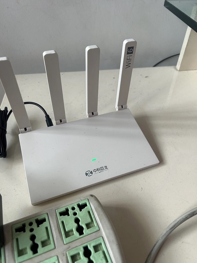 中科巨龍移動(dòng)隨身WiFi 高性能與便攜設(shè)計(jì)的完美結(jié)合